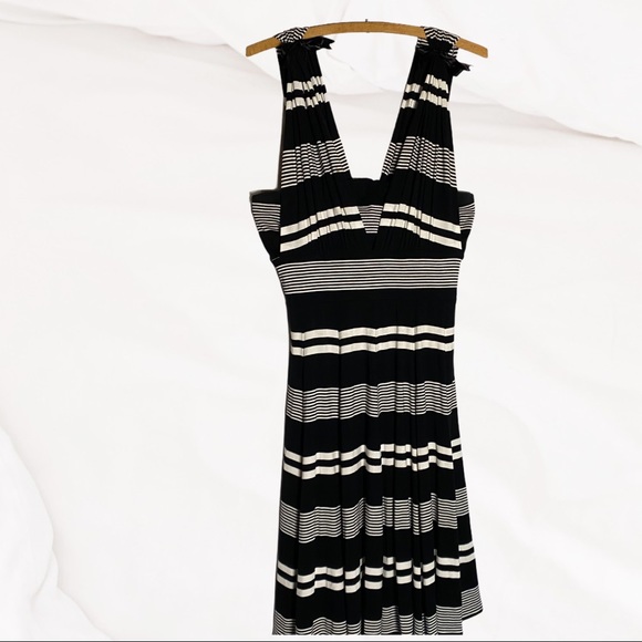 White House Black Market Dresses & Skirts - WHITE HOUSE BLACK MARKET DRESS 2 Ways Size 6
